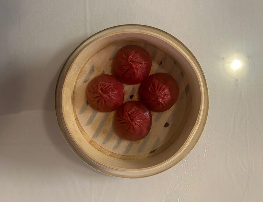 102 小笼包（红菜头） | Xiao Long Bao (4 Stk) | gedämpfte Suppenteigtaschen mit Schweinefleisch, Randen | 18.50
