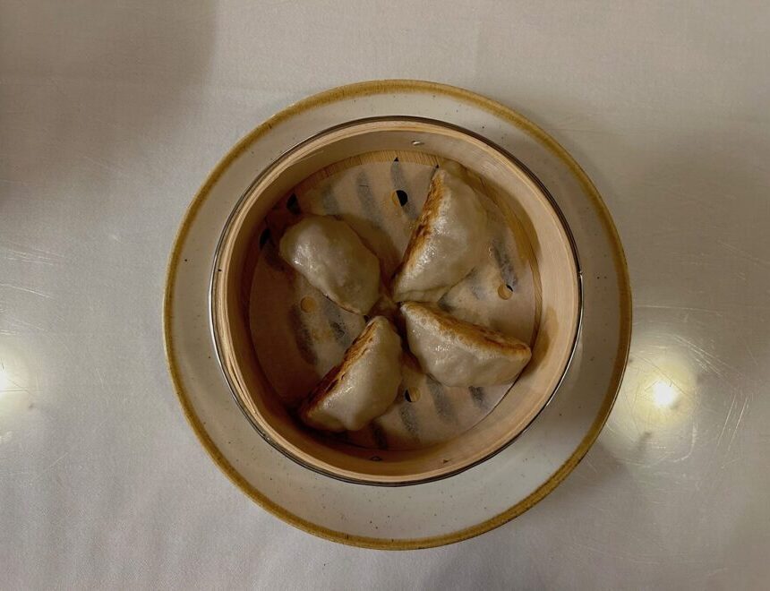 111 素菜煎锅贴 | Gebratene Dumplings (4 Stk)  | vegetarisch: Karotte, Lotuswurzel, Pilz, Schnittlauch | 18.50